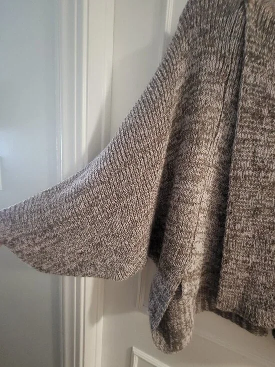 NWOT Cozy Chunky Marled Knit Poncho Sweater – Oversized Sleeve – One Size/Larg - Picture 4 of 5